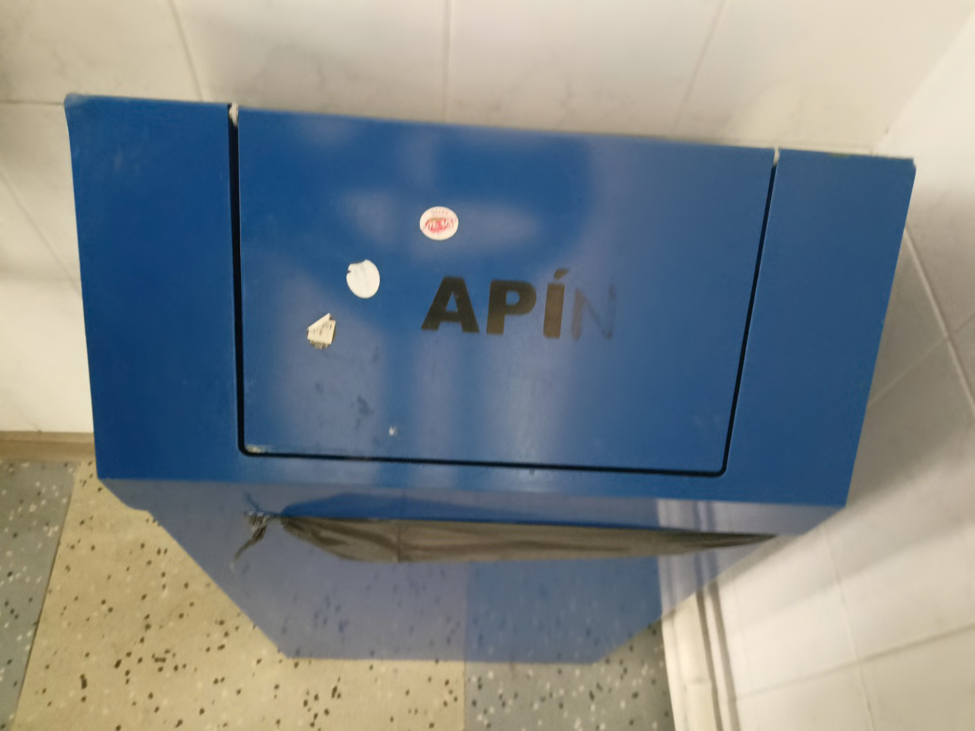 Kontejner na papír, kde byl nápis „PAPÍR“ přepsán na „APÍN“