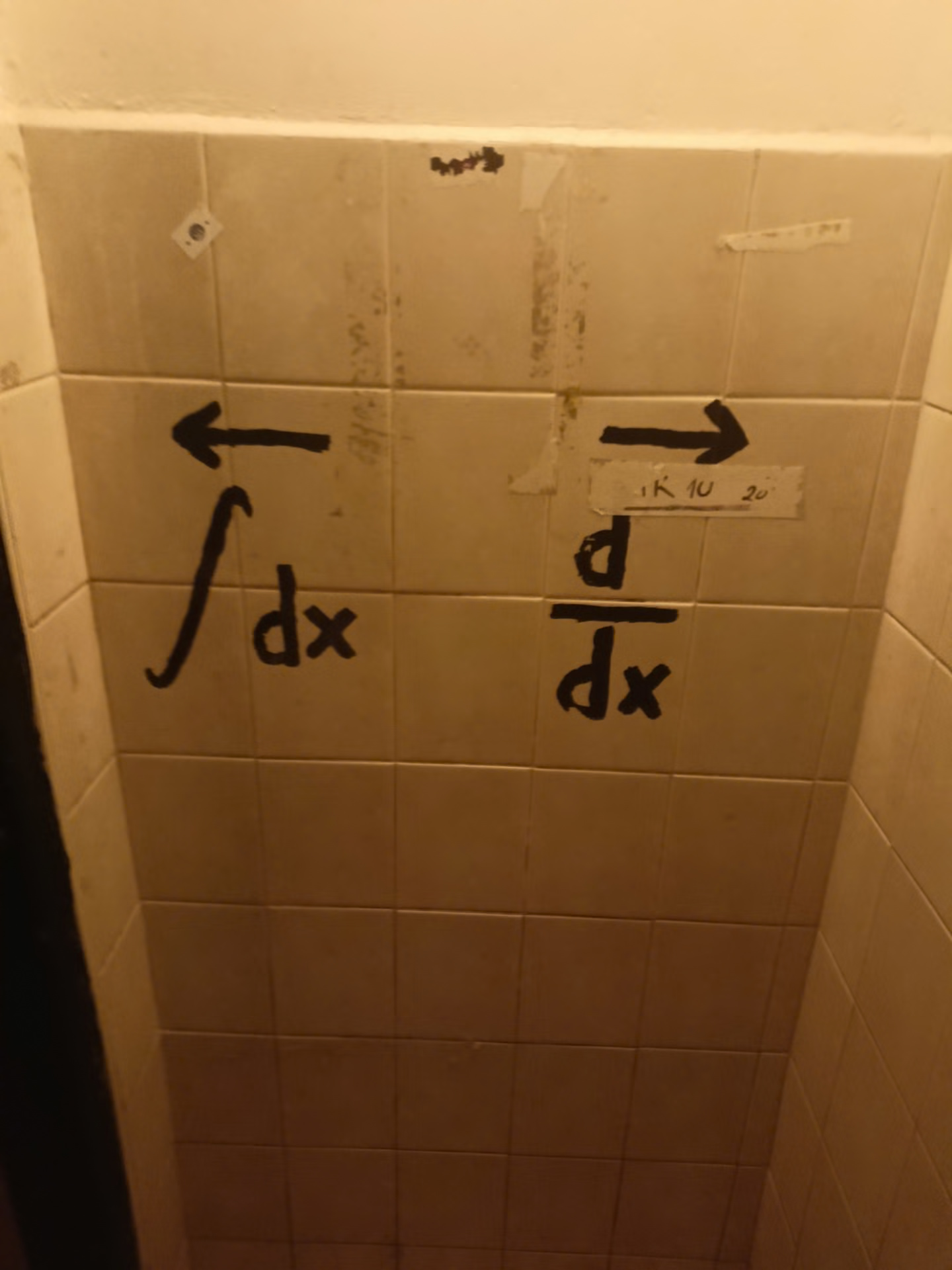 Záchody na desítce označené jako integrál a derivace